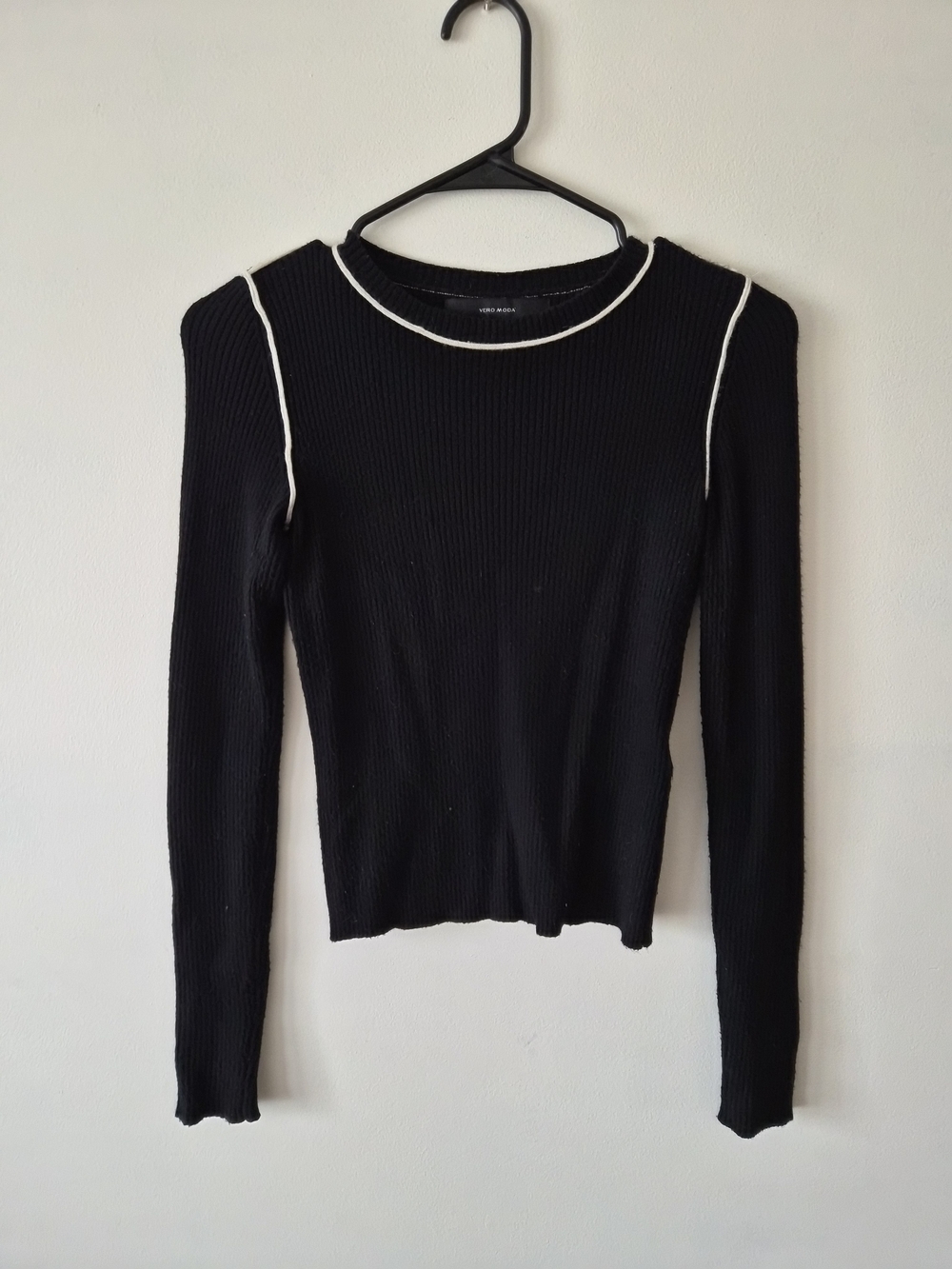 Black Ribbed Long-Sleeve Top with Contrast Piping